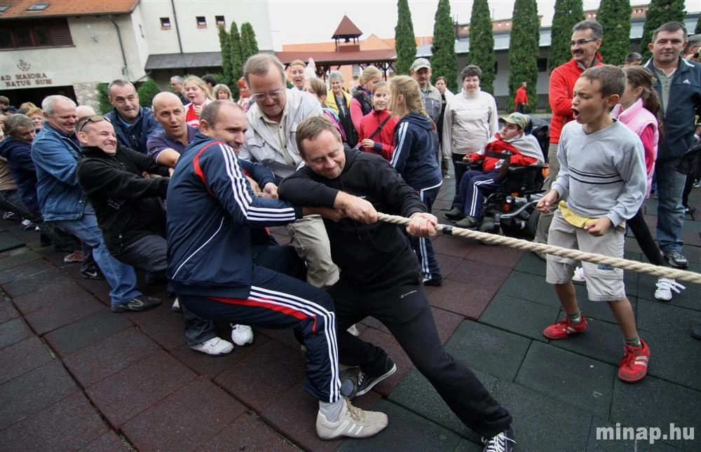 Családi nappal avatták fel a Jezsuita Gimnázium sportpályáját