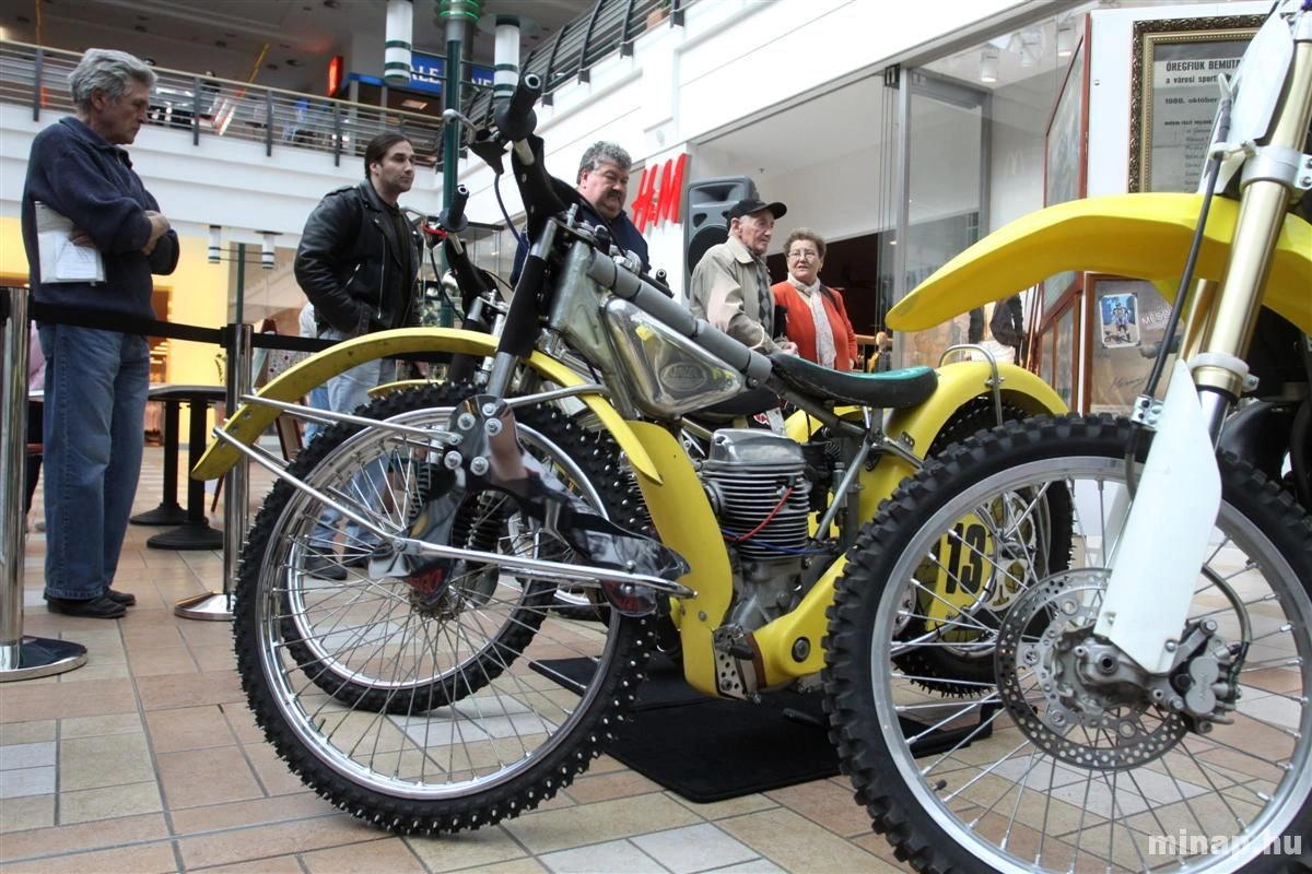 Jótékonysági motorkiállítás