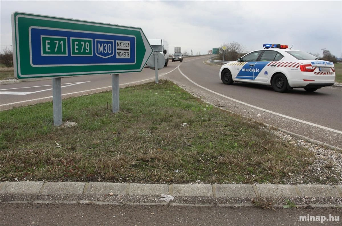 Veszélyes anyagot szállító kamion ütközött szalagkorlátnak az M3-as és az M30-as találkozásánál