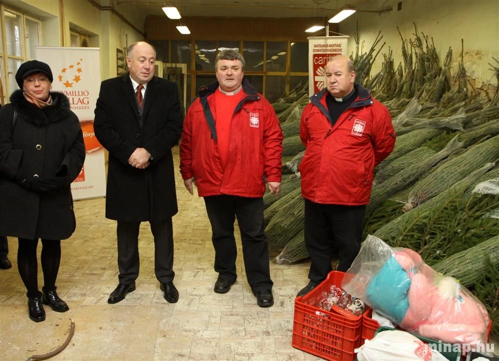 Fenyőfák, ajándékok a rászorulóknak