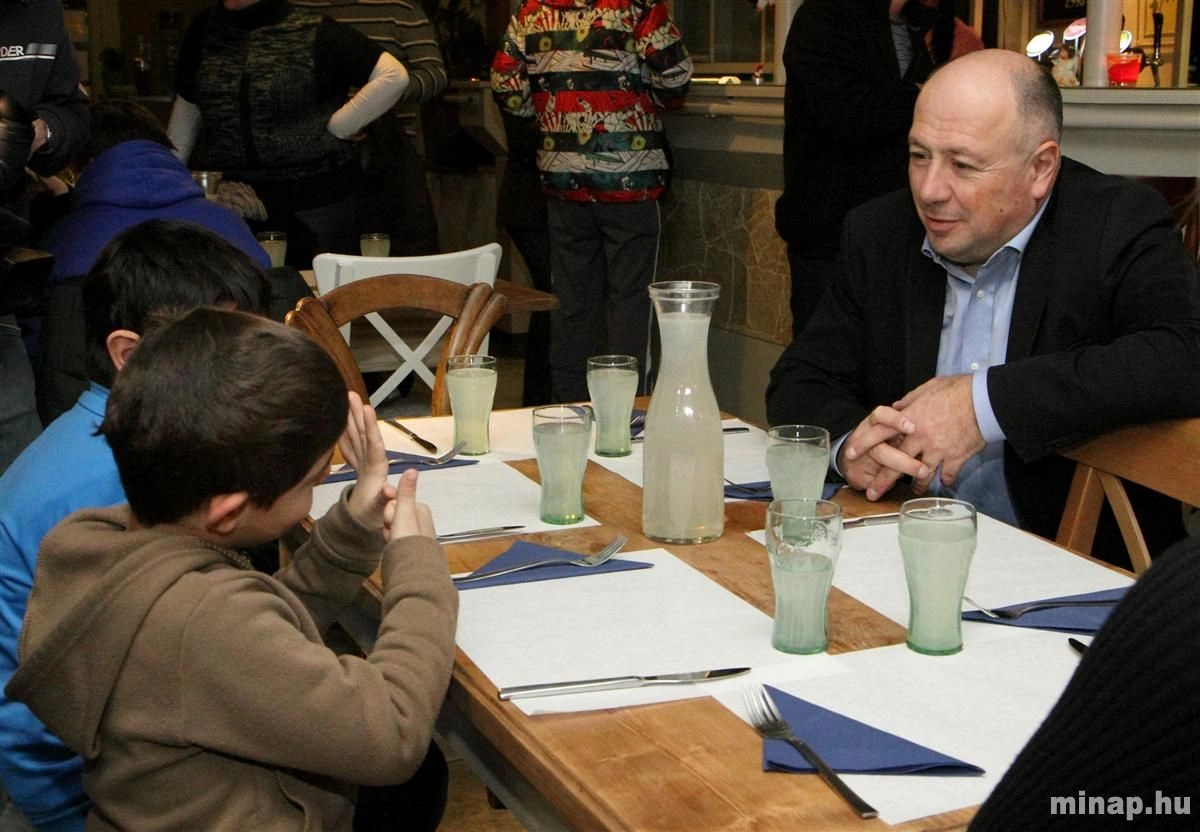 Rászoruló gyerekeket vendégelt meg az étterem