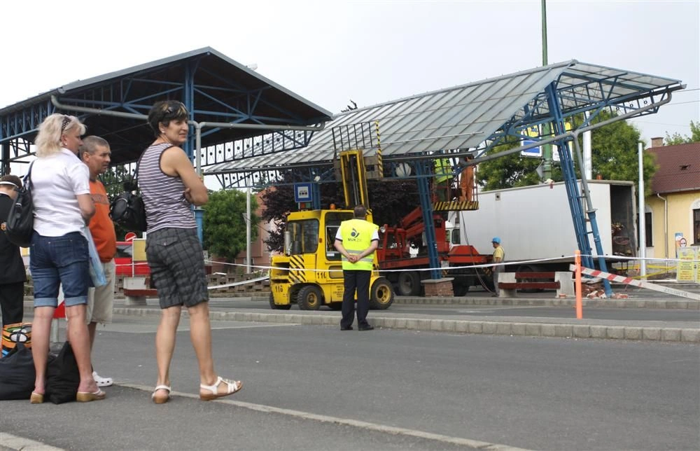 Buszmegállót döntött a beteonkeverő az Újgyőri főtéren