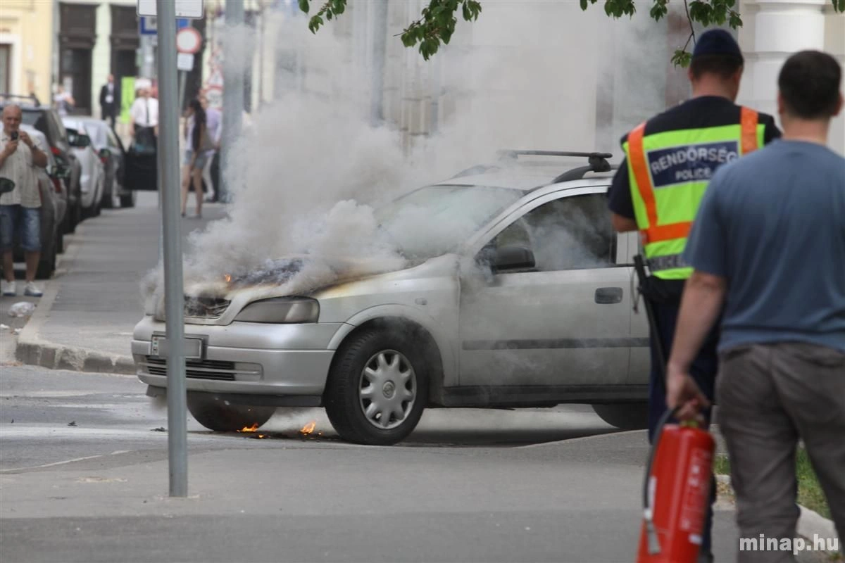 Kigyulladt egy autó a belvárosban