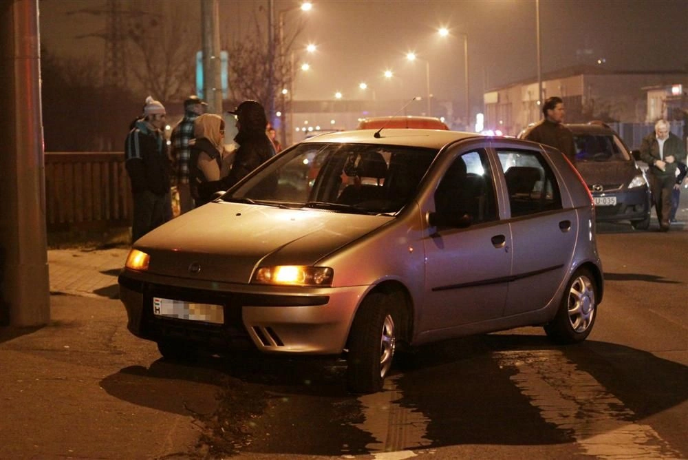 Kettős baleset a Kiss Ernő úton - rendőrök is ütköztek