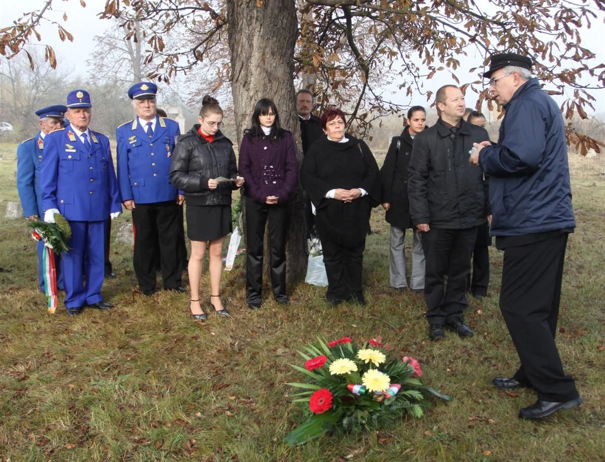 Koszorúztak a koleratemetőben