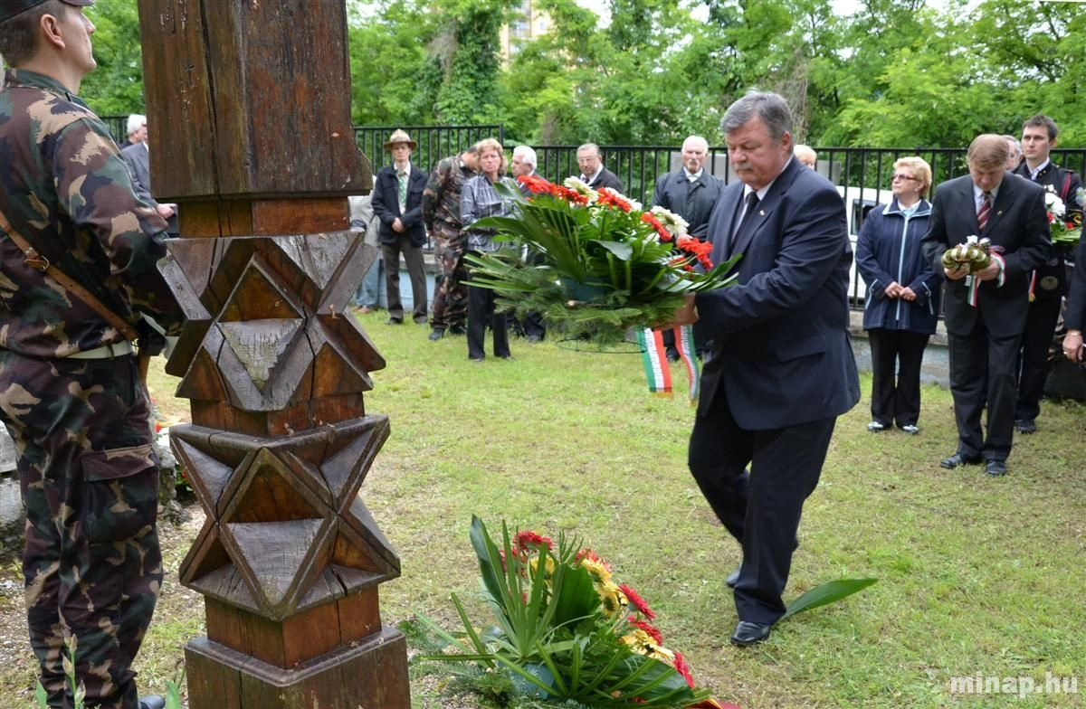 Hősök napja - koszorúzások a Hősök temetőjébenn