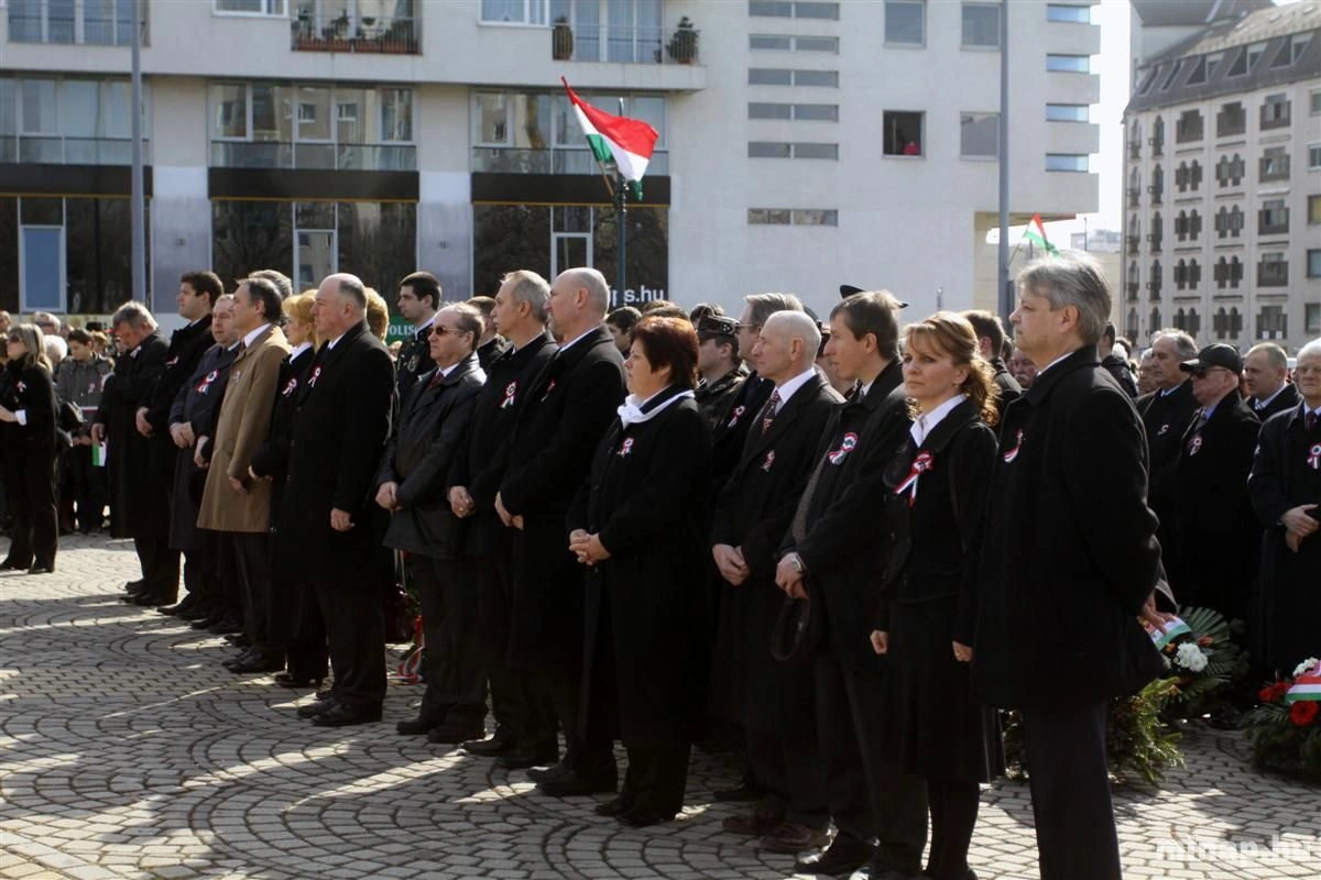 Ünnepi megemlékezés a Petőfi téren