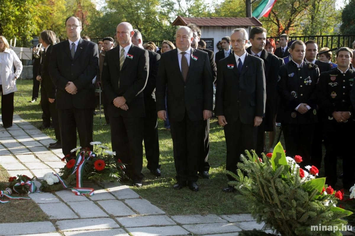 Megemlékezés a Hősök temetőjében