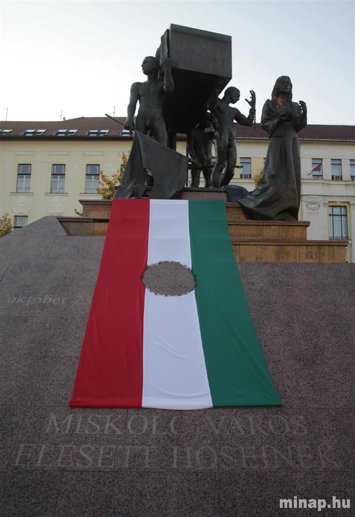Megemlékezés a Hősök terén