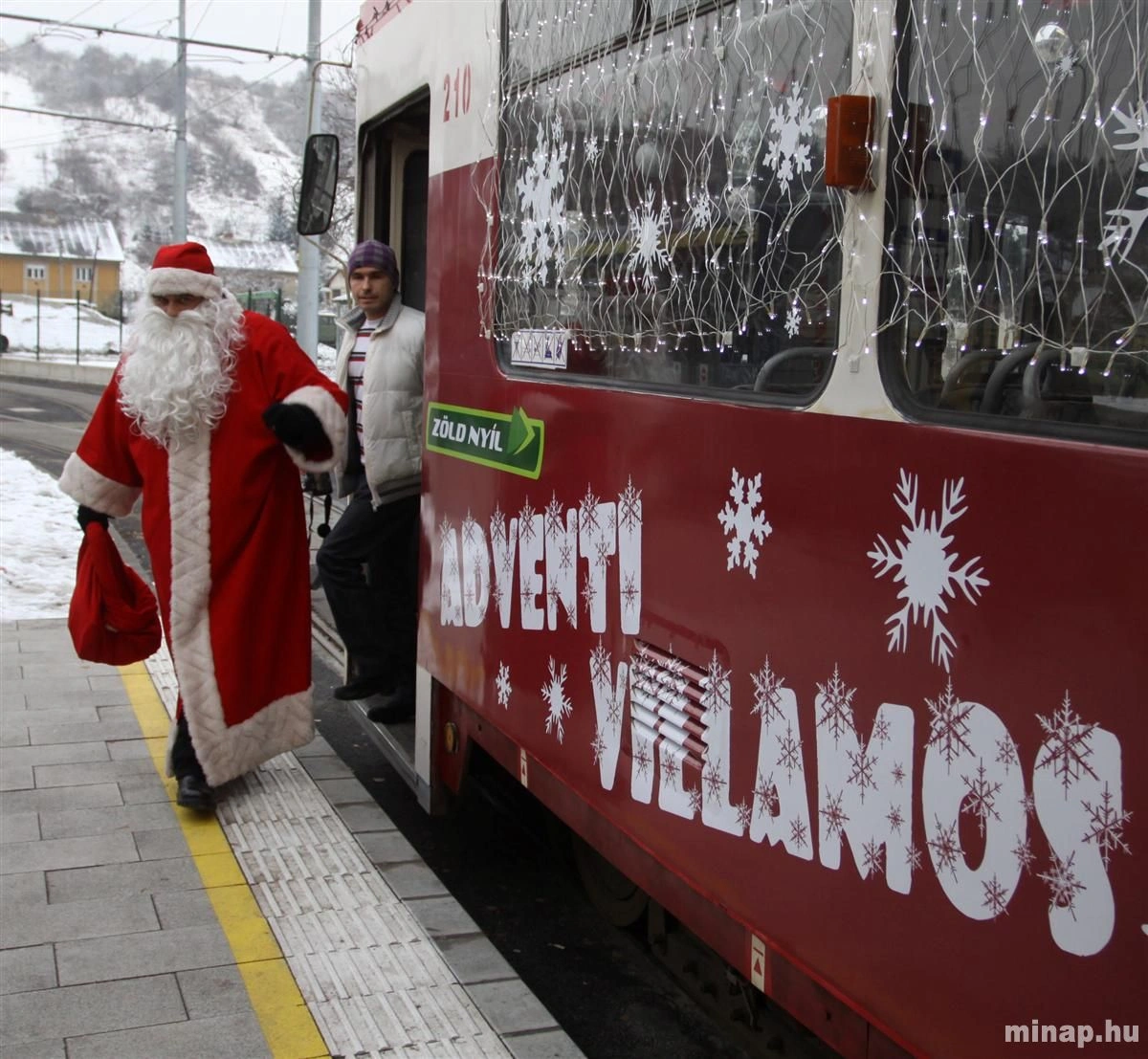 Mikulás a villamoson