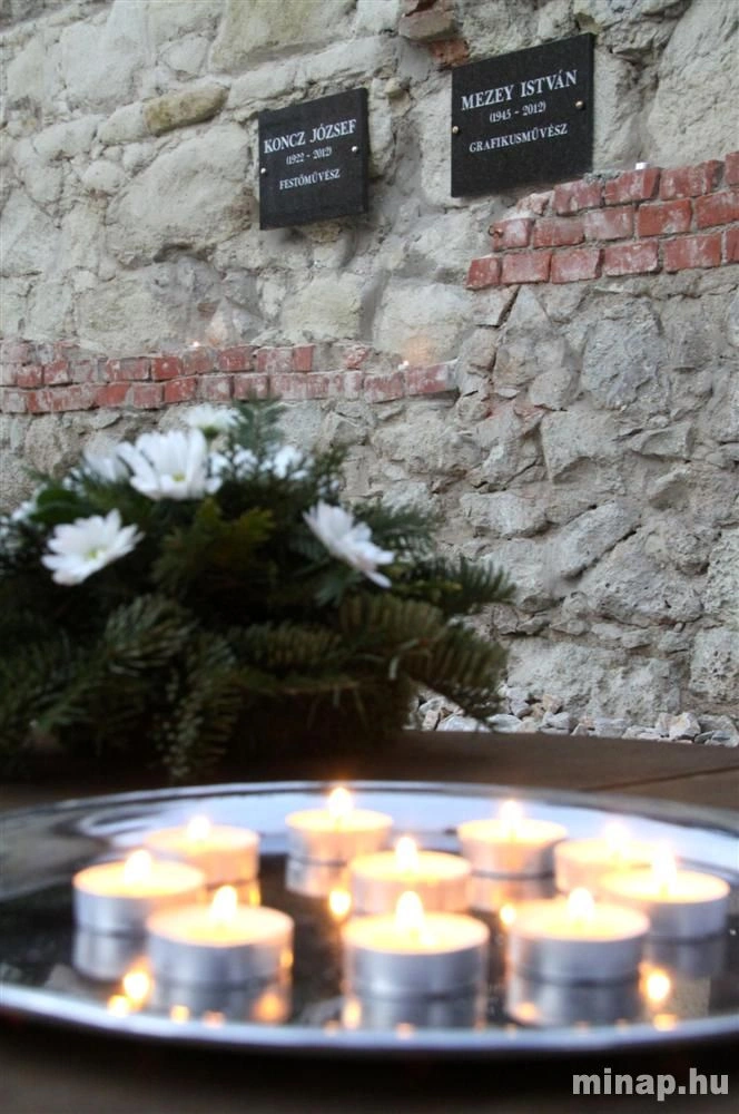 Emléktábla avatás és koszorúzás a Múzsák Kertjében