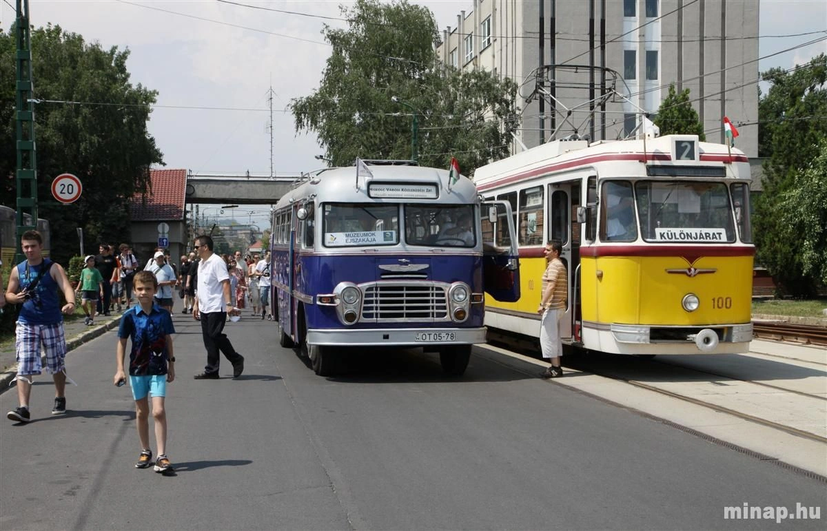 Közös fotózás az MVK telephelyén