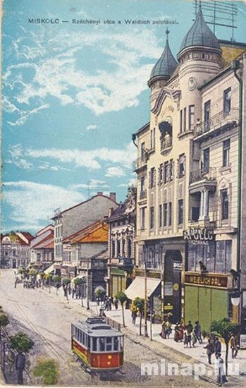 A Weidlich-palota előtt