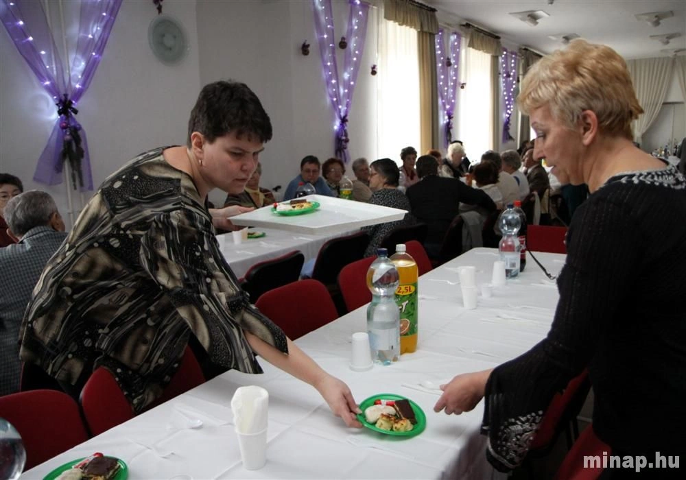 Karácsonyi ajándék nyugdíjasoknak Hejőcsabán