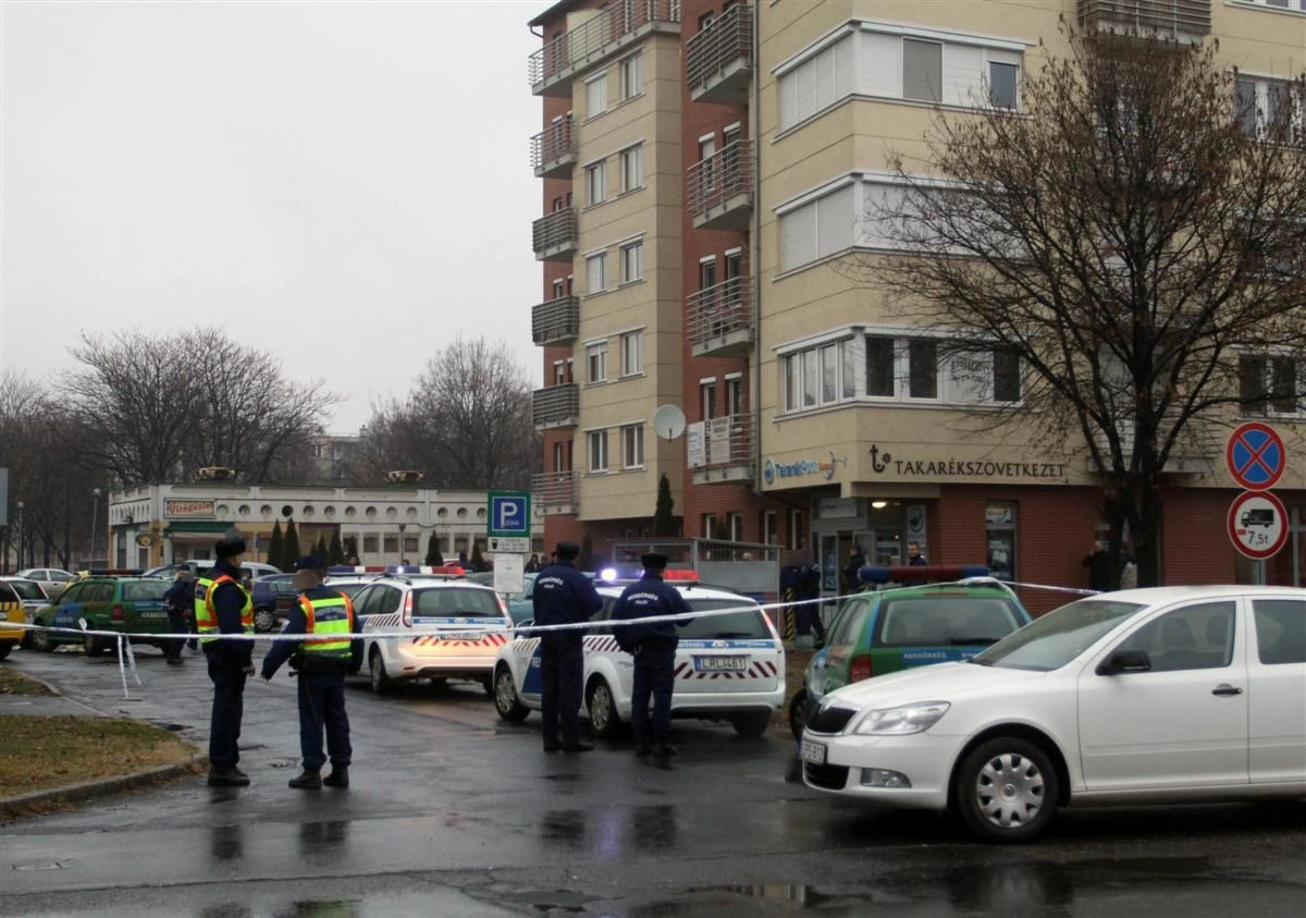 Rablás és bombariadó a Vörösmartyn