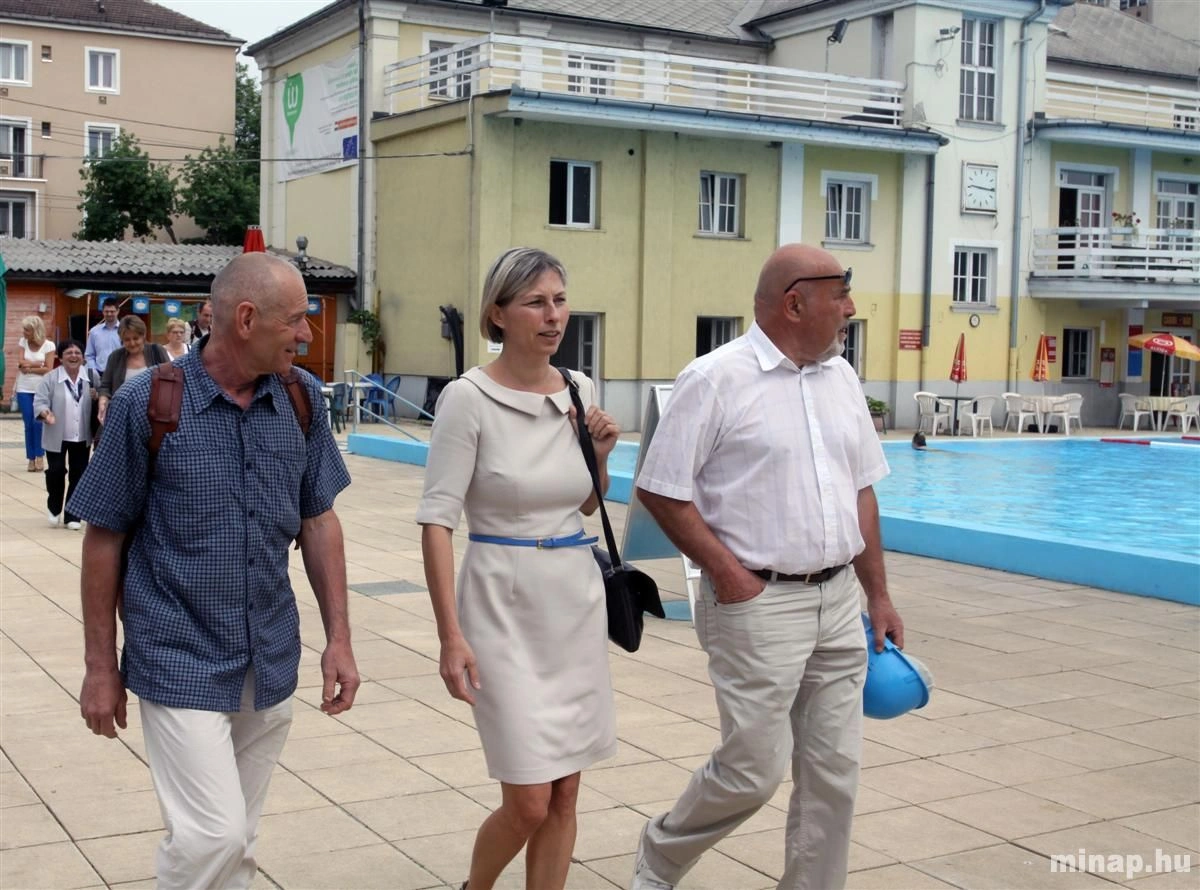 Épülnek a csúszdák, csempézik a medencéket a Selyemréten