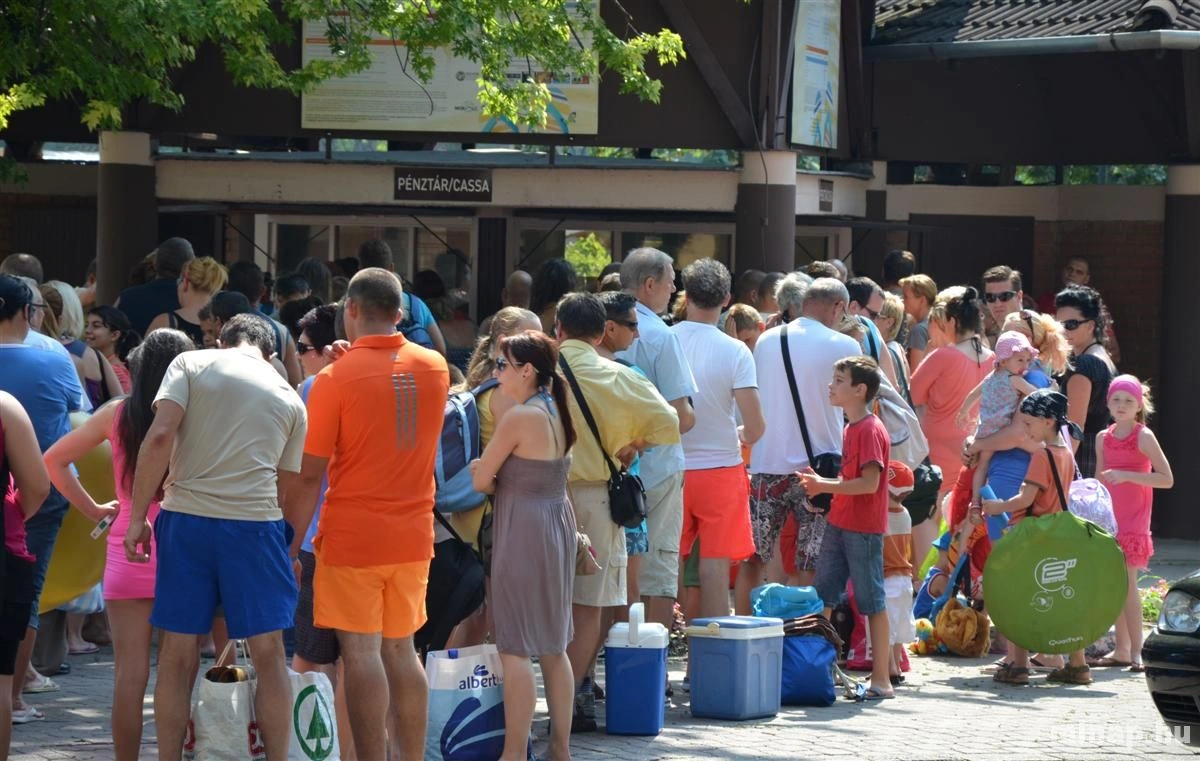 Kánikula teltházzal a Selyemréti strandon