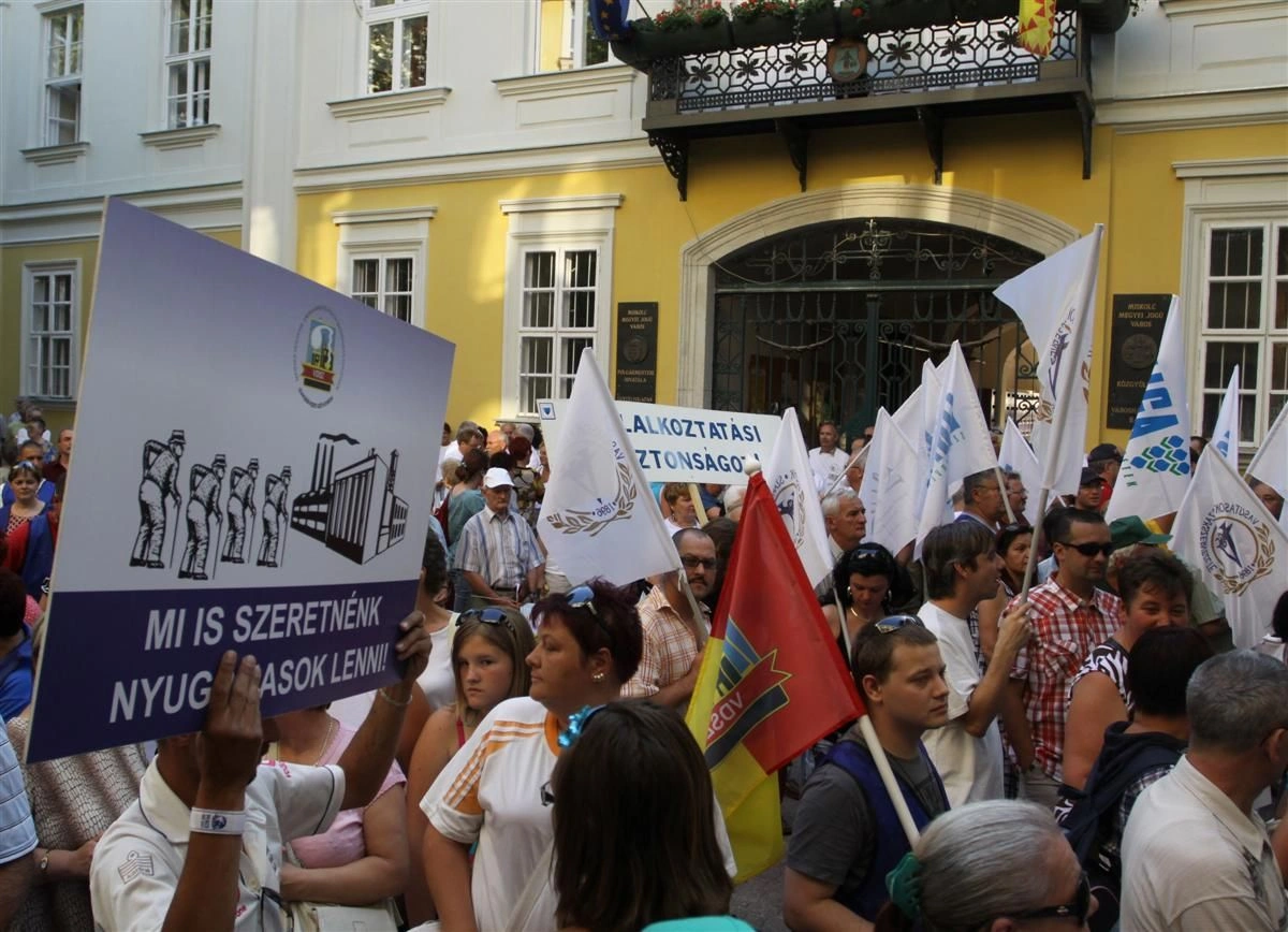 Szakszervezetek demonstrációja Miskolcon