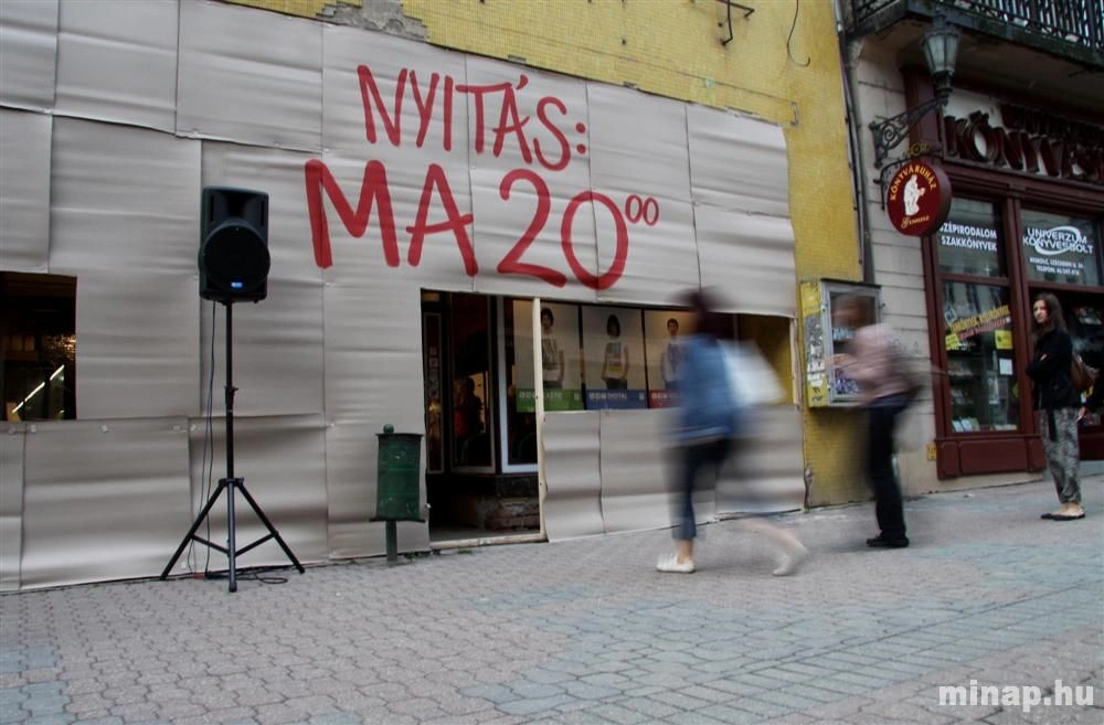 Arculatát keresi a színház, kiállítás a régi papírboltban