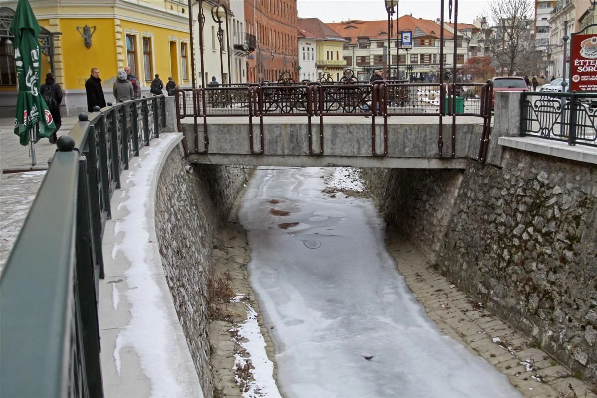 Befagyott a Szinva a belvárosban
