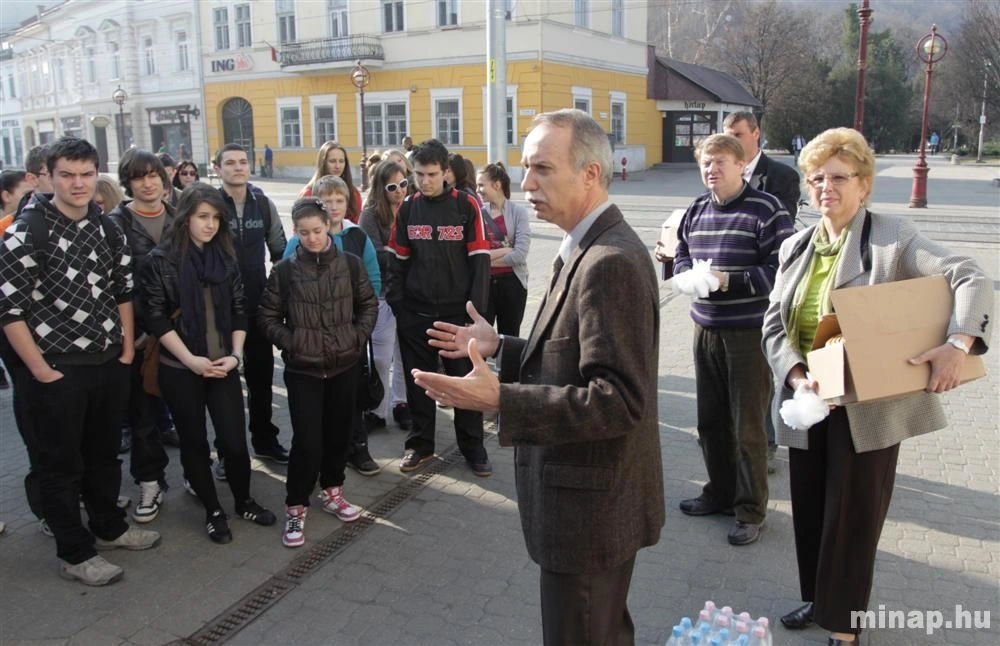 Lévays diákok takarítottak a Bodó tetőn
