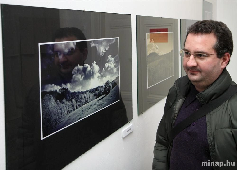 A Tény Kép fotográfus kör fotókiállítása a Papszeren