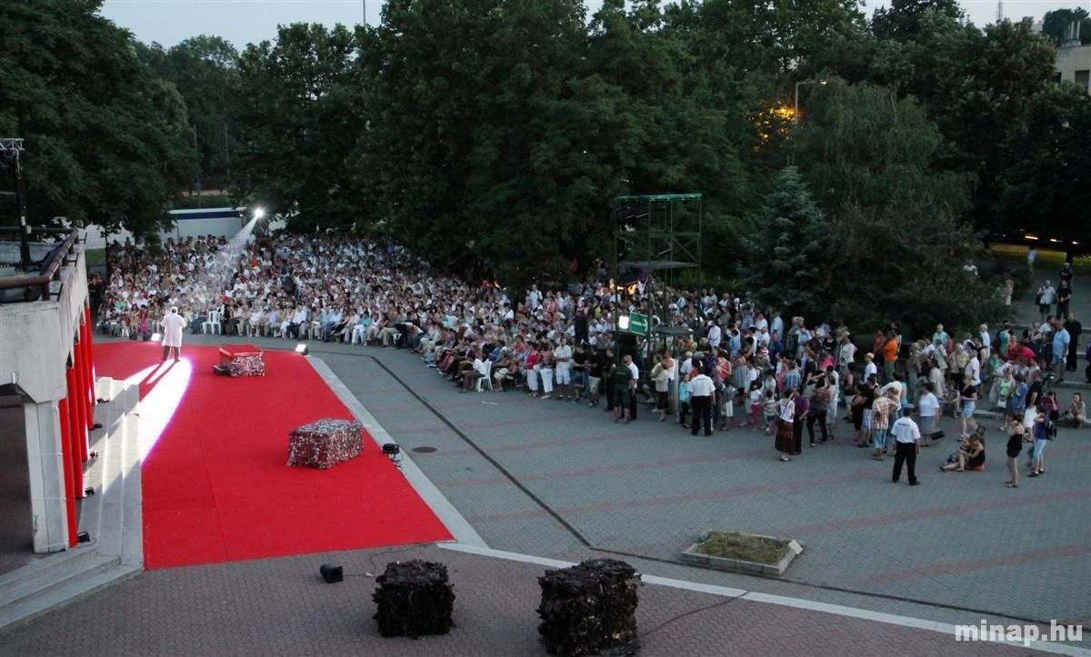 Traviata a Technika Háza előtt