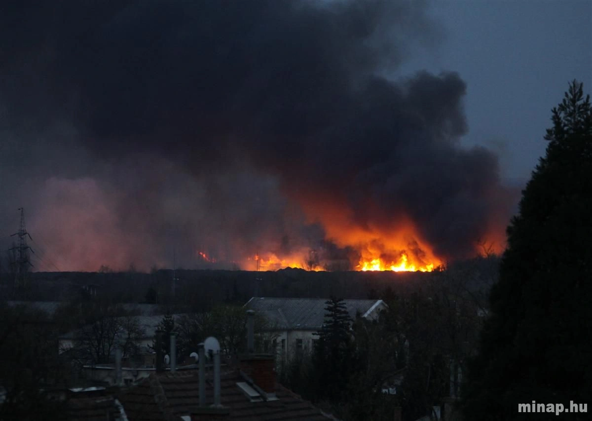 Száz hektár ég a cementgyárnál