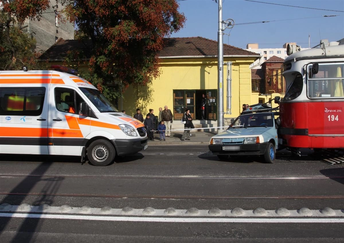Tűzoltók vágták ki a sérültet a Győri kapuban
