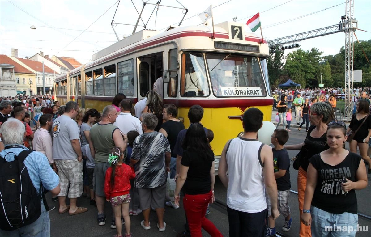 Villamosok éjszakája a Városház téren