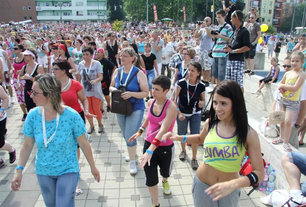 Zumba rekordkísérlet a sportcsarnok előtti téren
