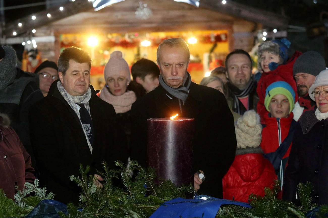 Meggyújtották a második Adventi gyertyát a Szent István téren I.