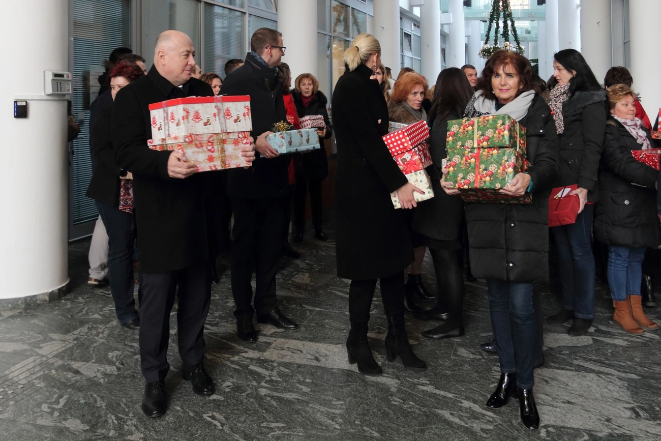 Városházi dolgozók ajándékai a Szeretet Dobozban