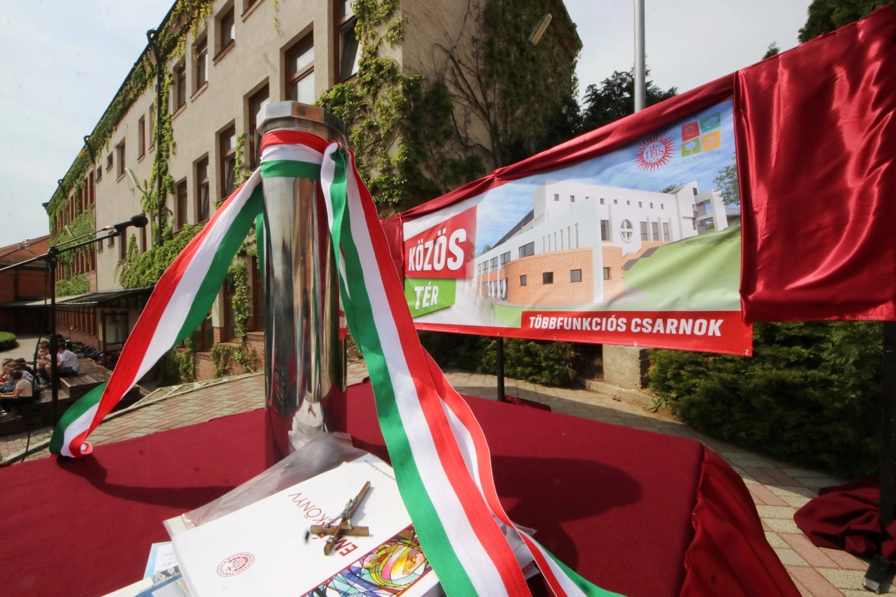 "Közös-tér" sport és kultúrális csarnok alapköletétele az Avason I.