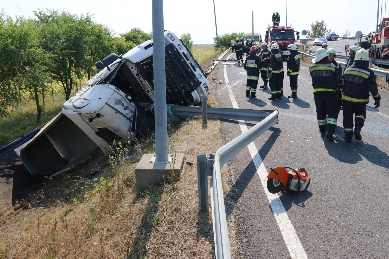 Felborult a repce szállító kamion