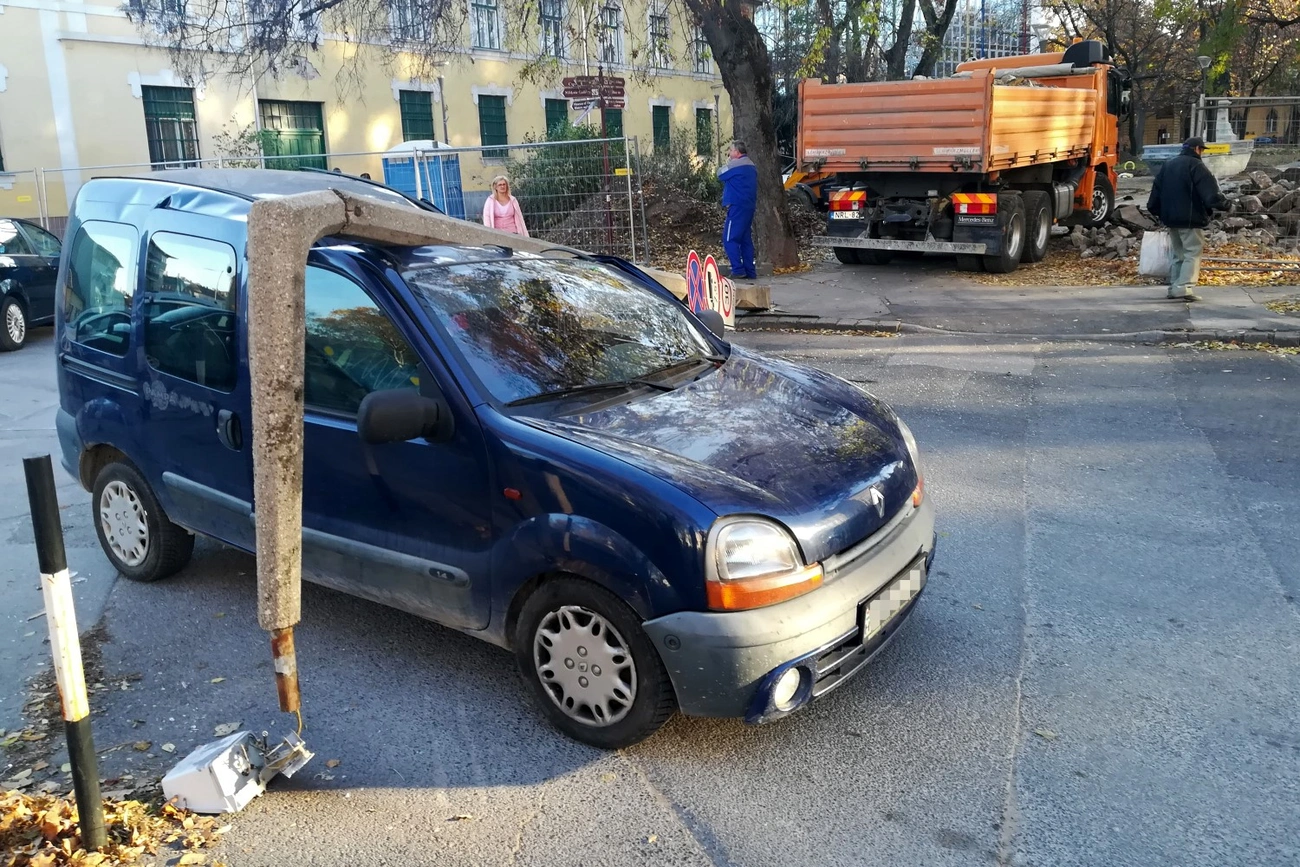 Kidöntött villanyoszlop dőlt Renault-ra