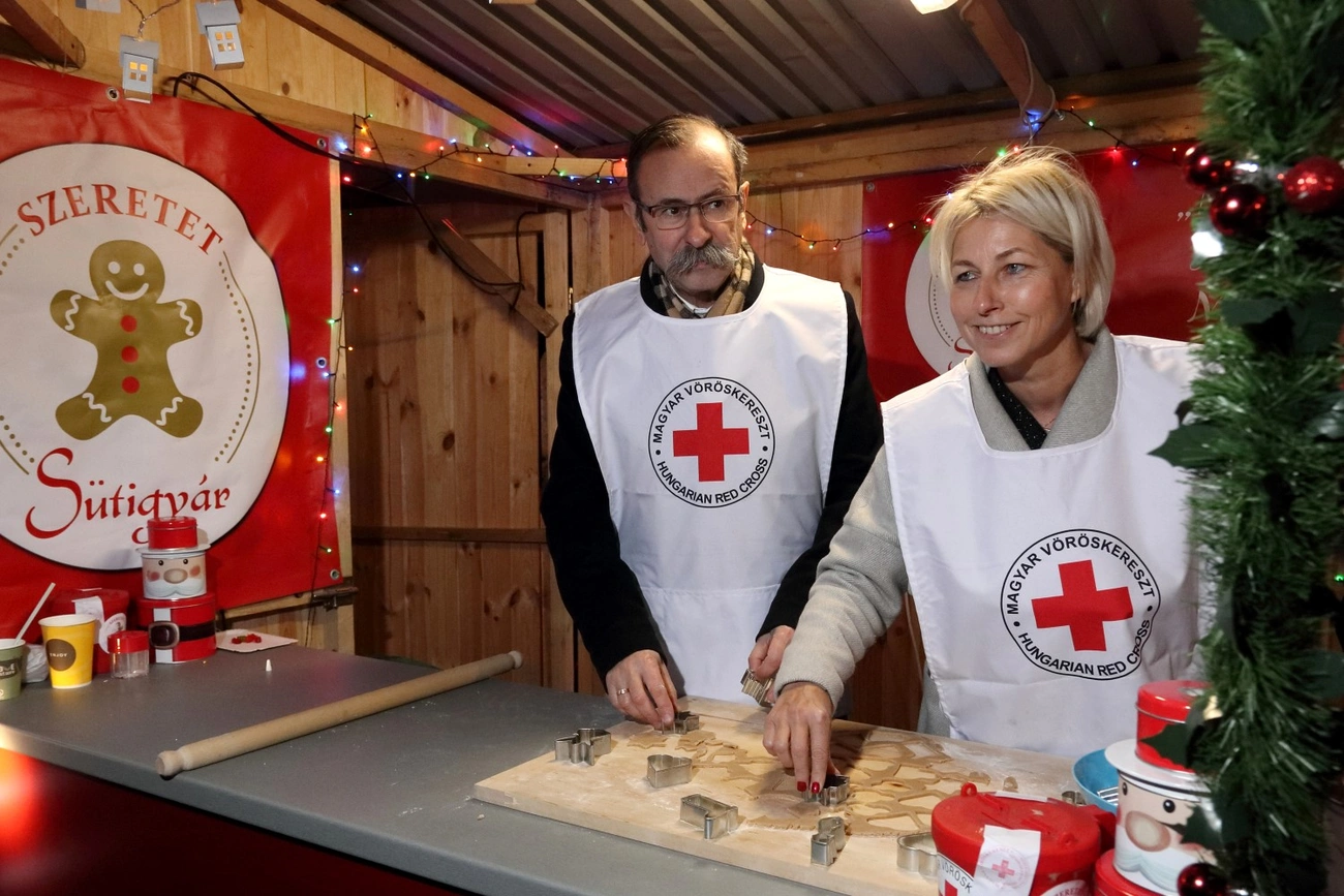 Csöbör Katalin és Demeter Ervin a Szeretet Sütigyárban