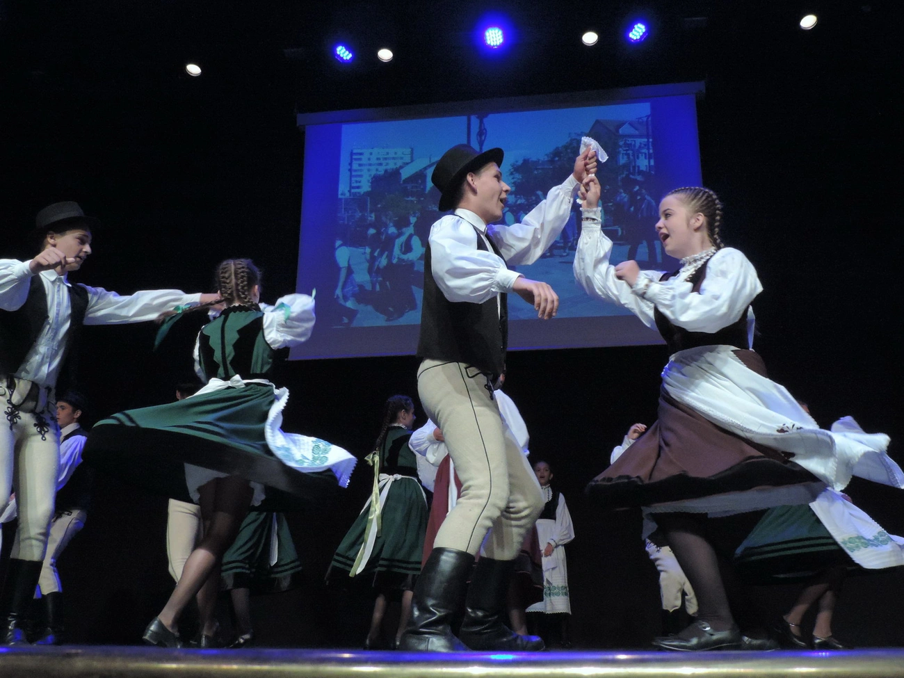 IX. Dunán innen, Tiszán túl döntő