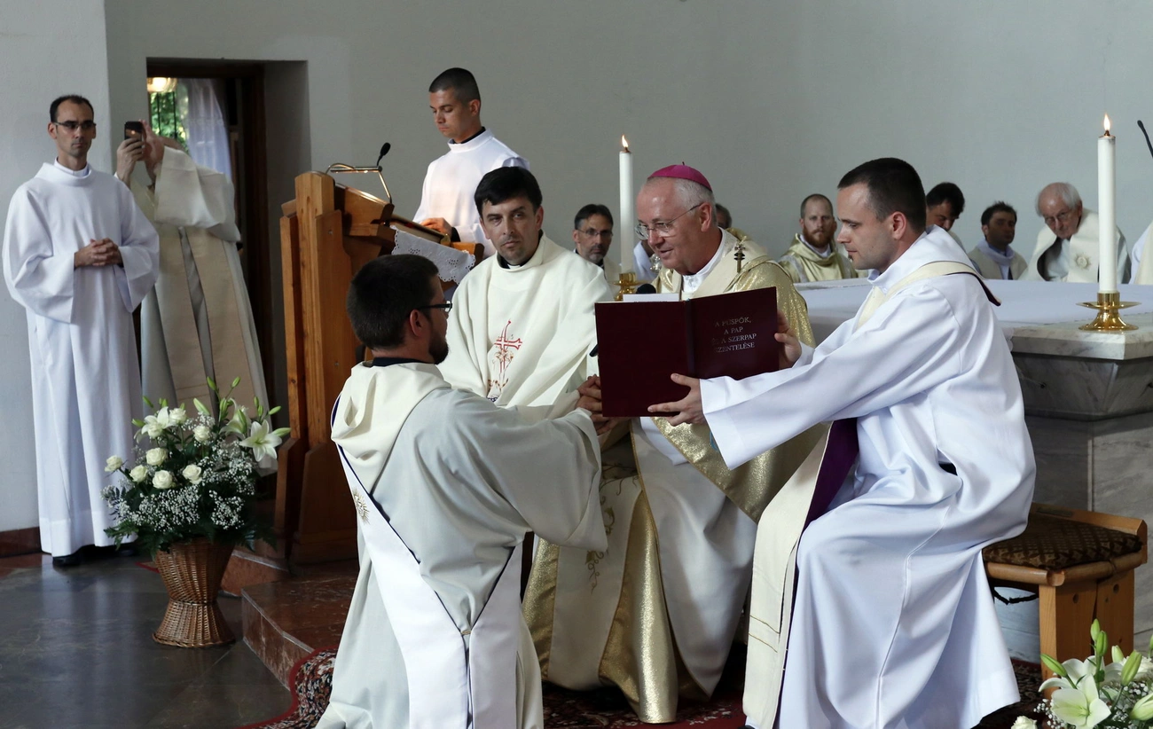 Elek László pappá szentelése a Jezsuita templomban