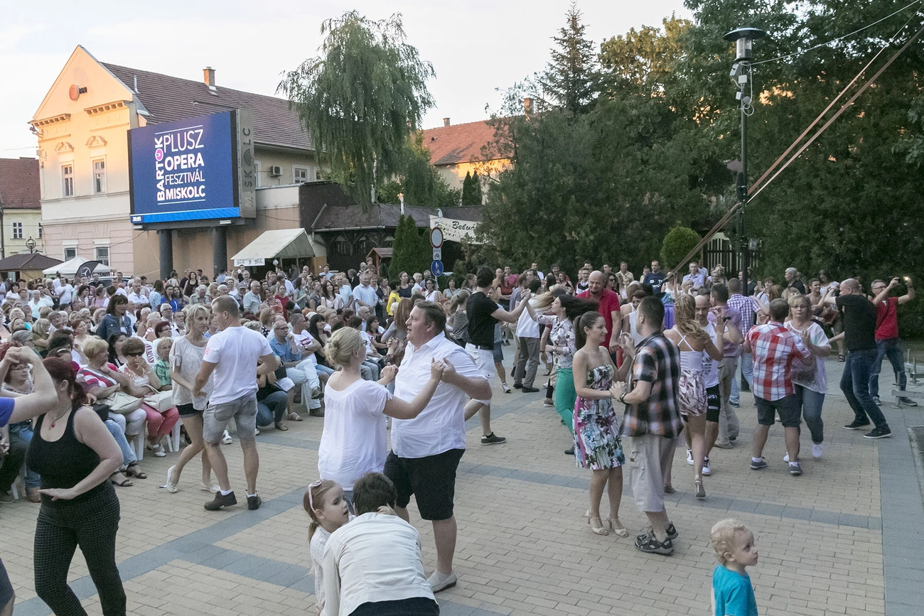 Fesztiválzáró salsa utcabál a Barrio Latinoval