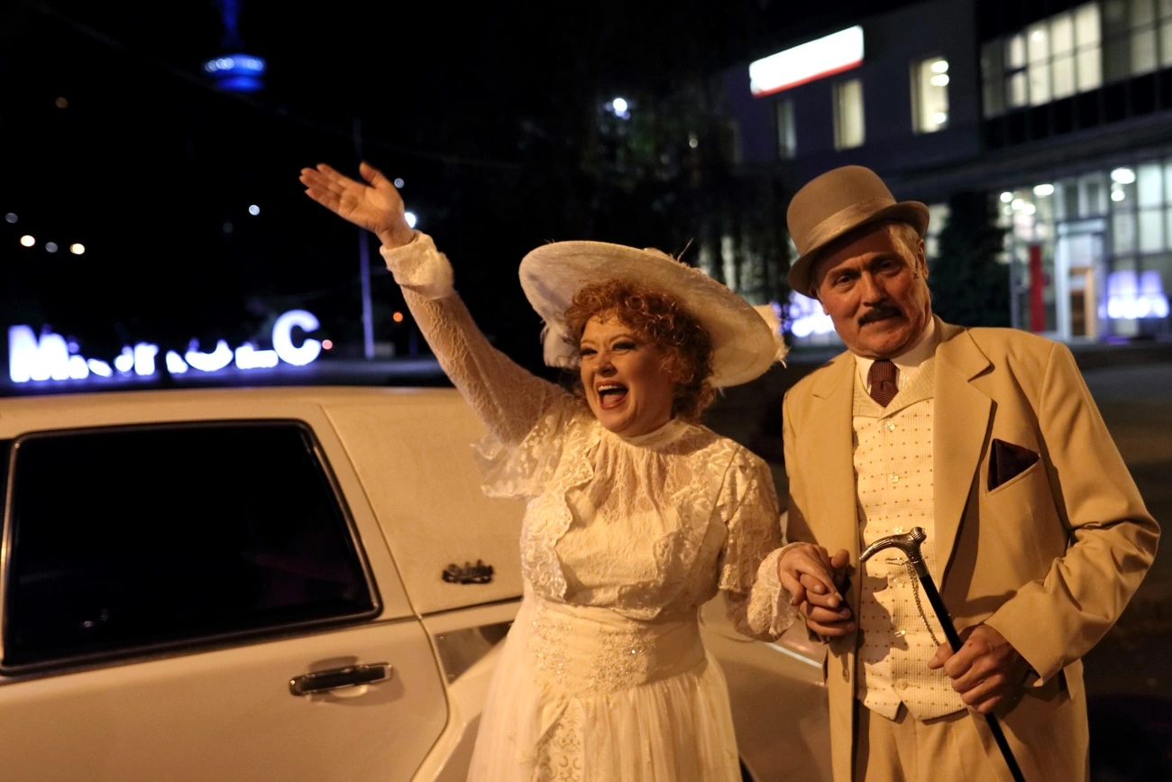 Limuzinnal érkezett Dolly a színházba