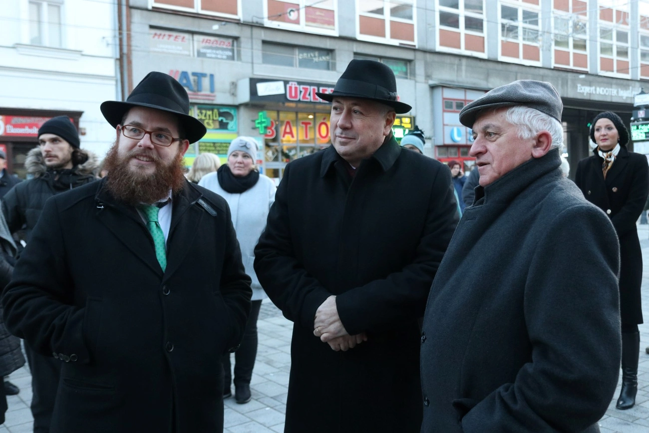 Hanukai gyertyagyújtás a Centrum előtti téren