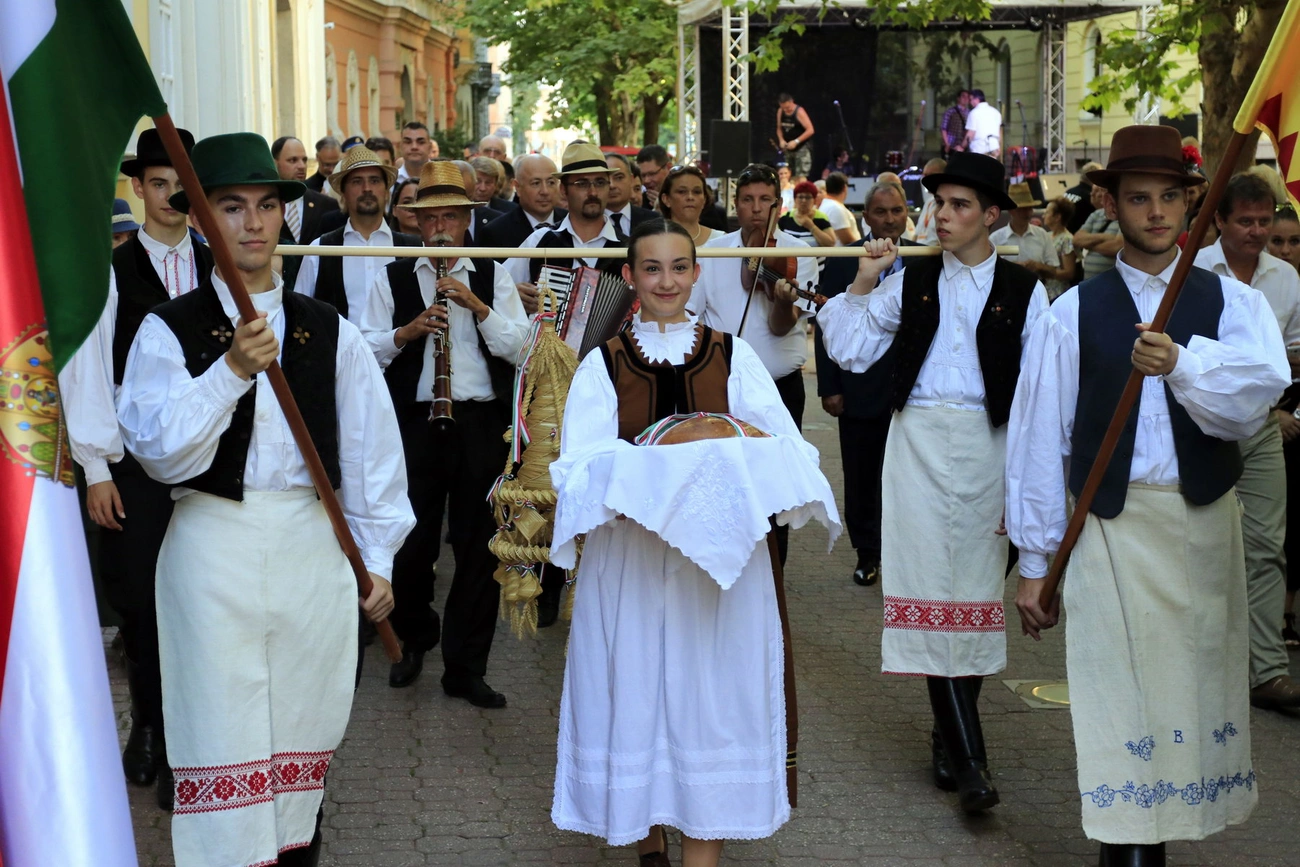 Ünnepei menet aratókoszorúval a Szent István térre