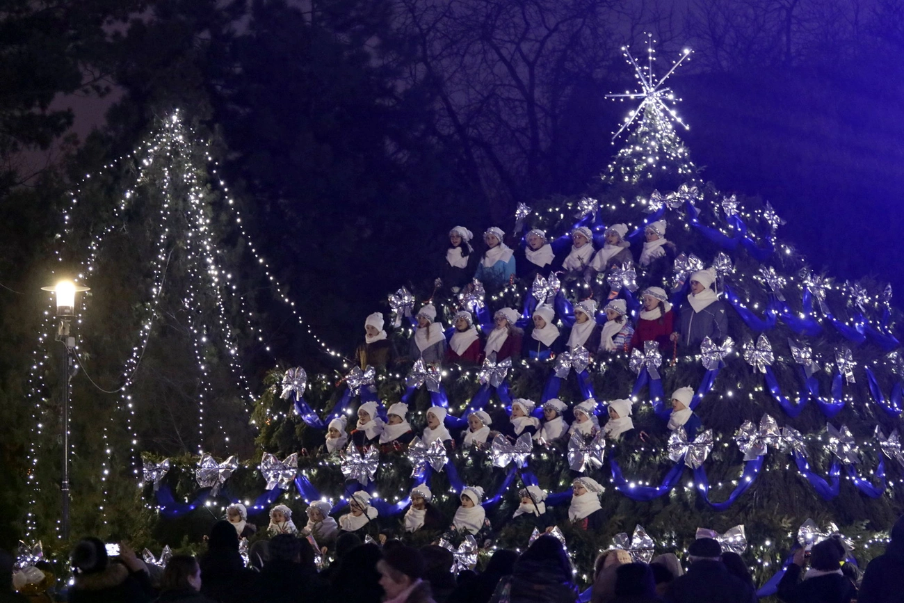 Kórusverseny ált. iskolai kategóriában az adventi téren