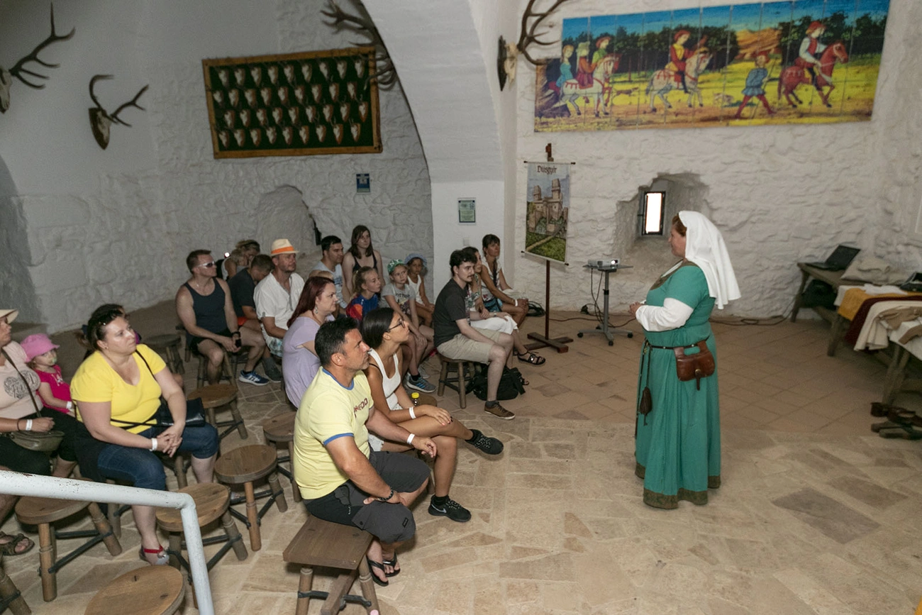 Rendhagyó divattörténeti előadás a Diósgyőri várban