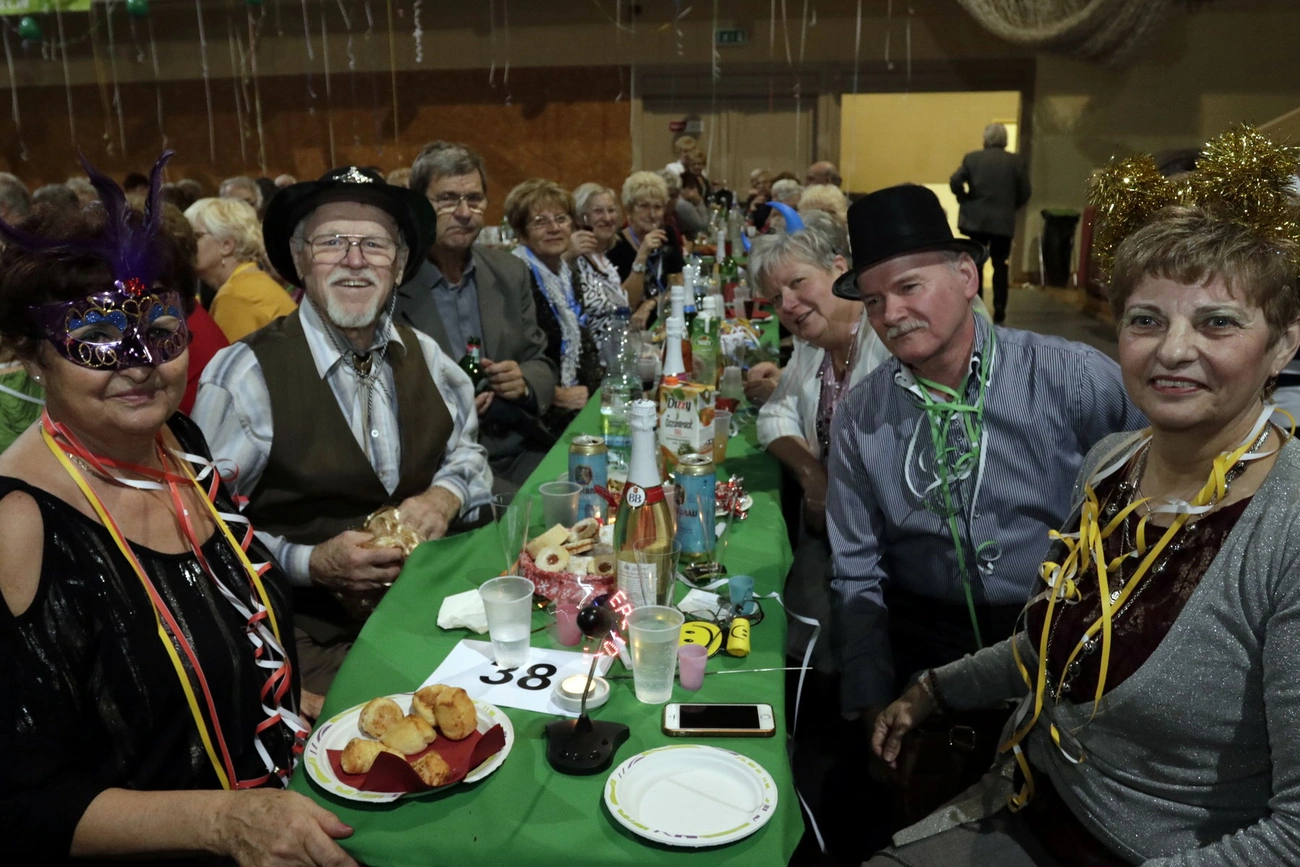 Salkaházi Sára program - Batyus bál a sportcsarnokban