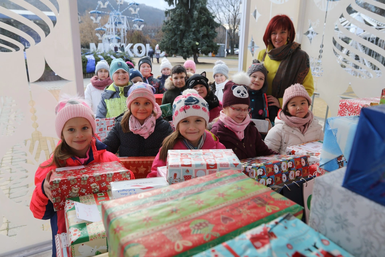A Szabó Lőrinc Általános Iskola adományai a Szeretetdoboznál
