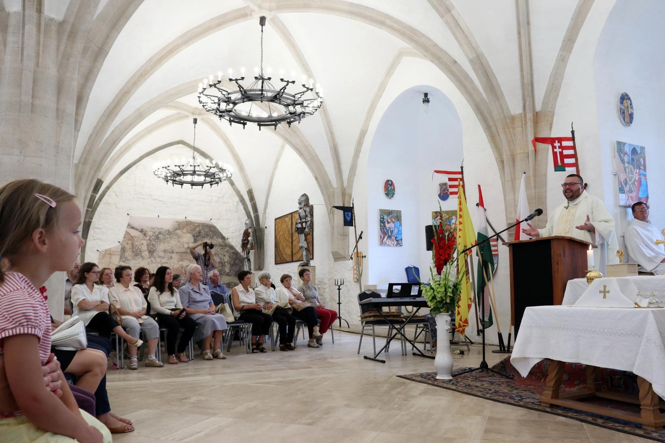 Mise Szent Hedvig tiszteletére a vár lovagtermében