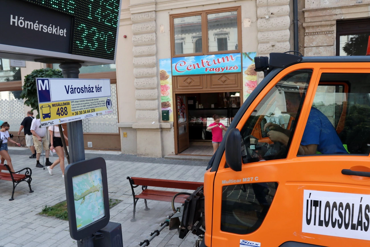 Párakapu, vízosztás és útlocsolás a kánikulában