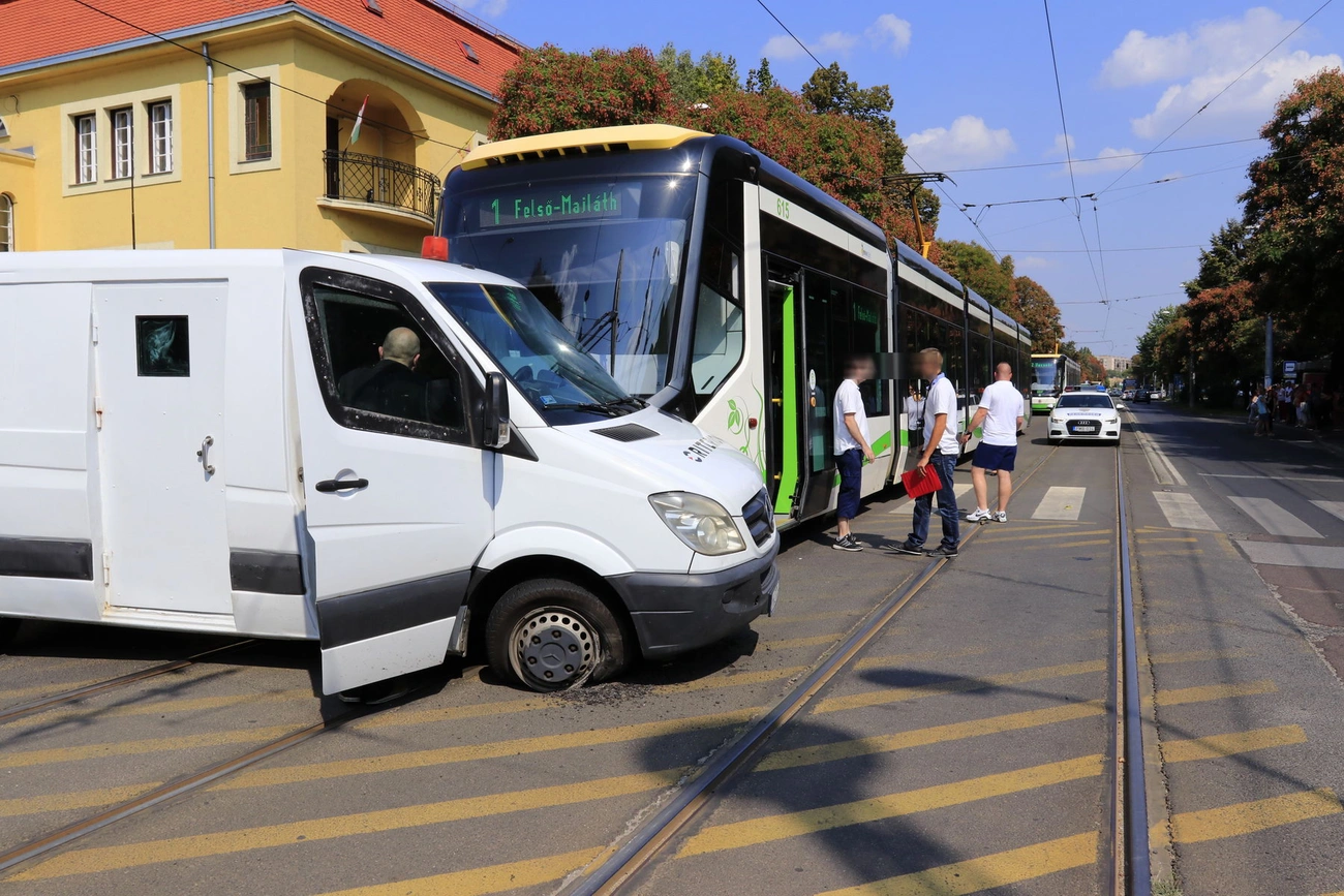 Pénzszállító autóval ütközött a villamos